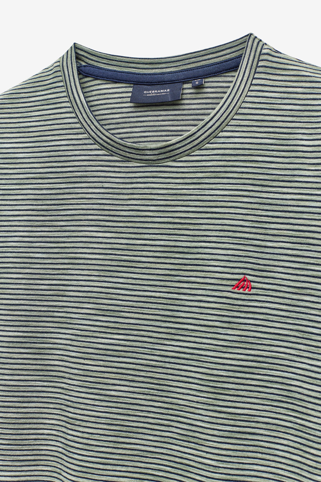 T-SHIRT ÀS RISCAS COM LOGO EM CONTRASTE