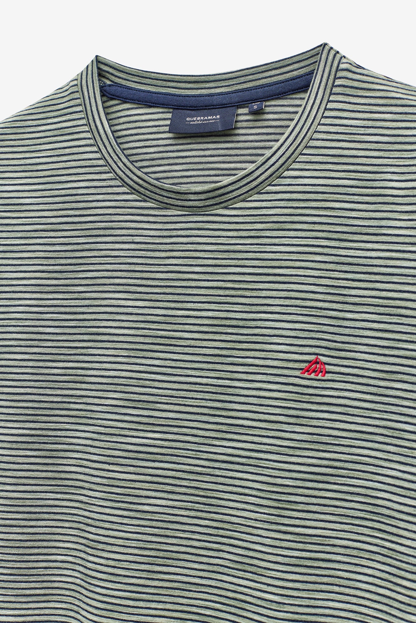 T-SHIRT ÀS RISCAS COM LOGO EM CONTRASTE