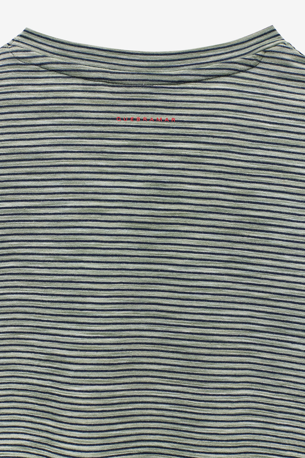 T-SHIRT ÀS RISCAS COM LOGO EM CONTRASTE
