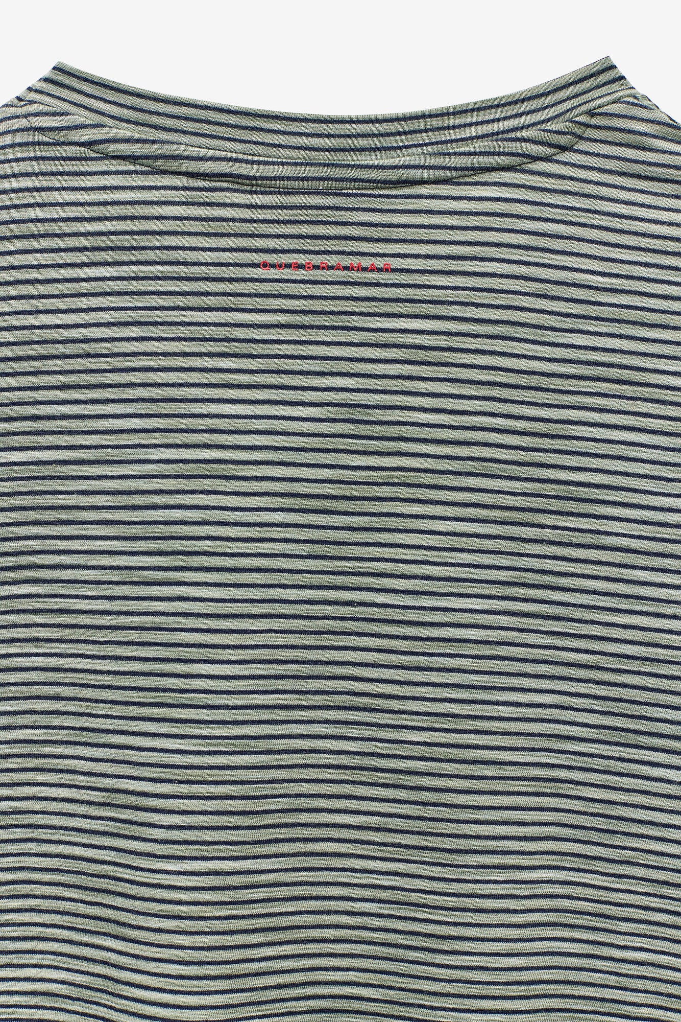 T-SHIRT ÀS RISCAS COM LOGO EM CONTRASTE
