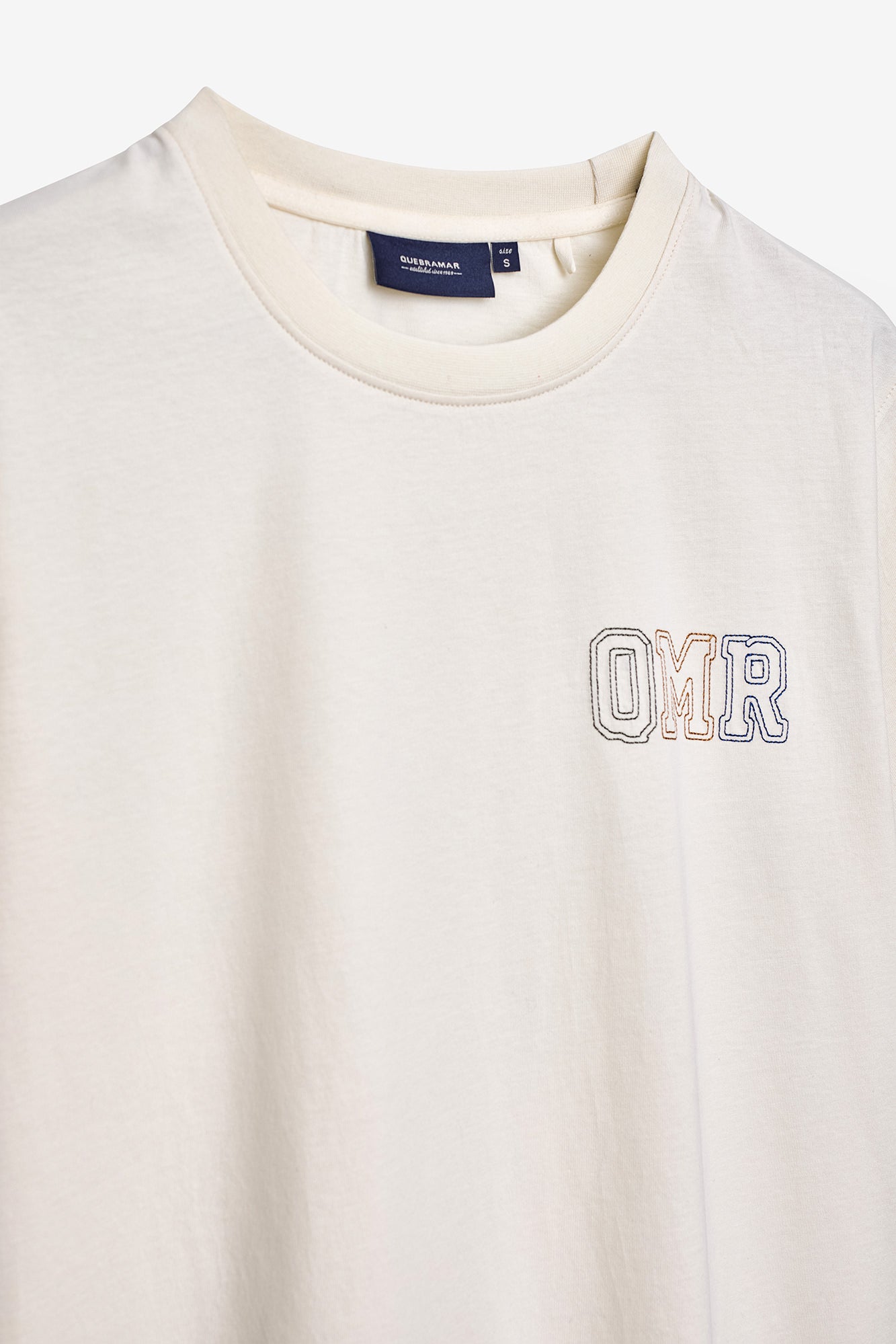 T-SHIRT COM BORDADO QMR
