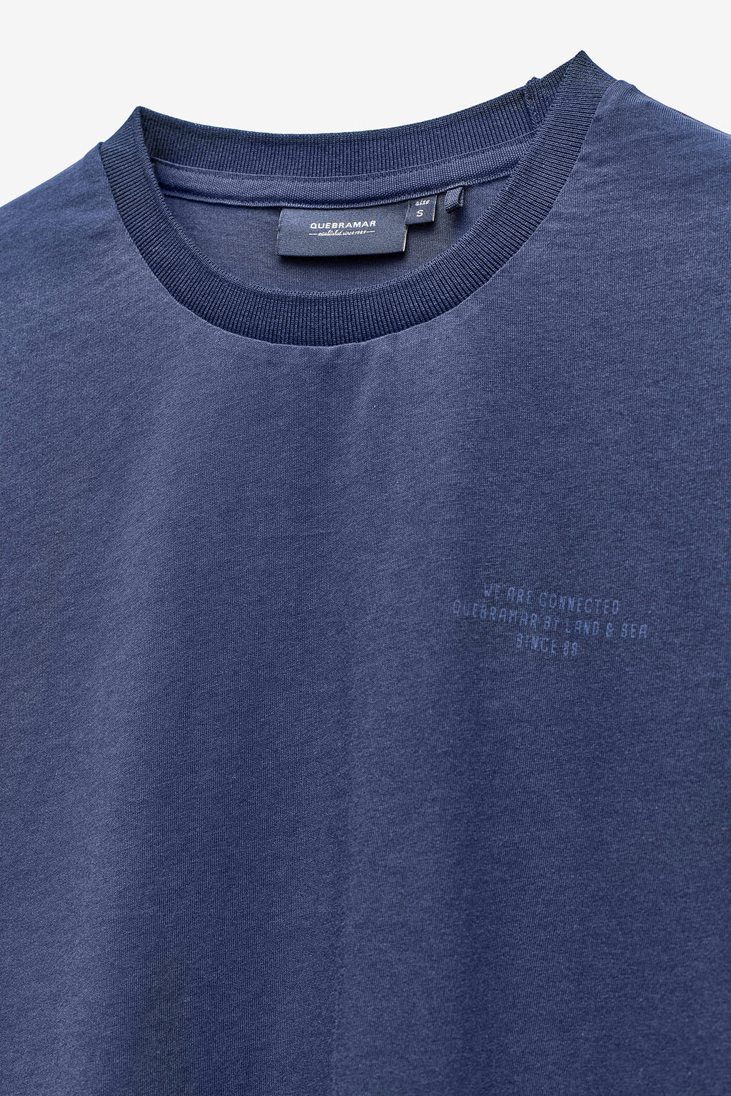 T-SHIRT COM ESTAMPADO FLORAL NAS COSTAS