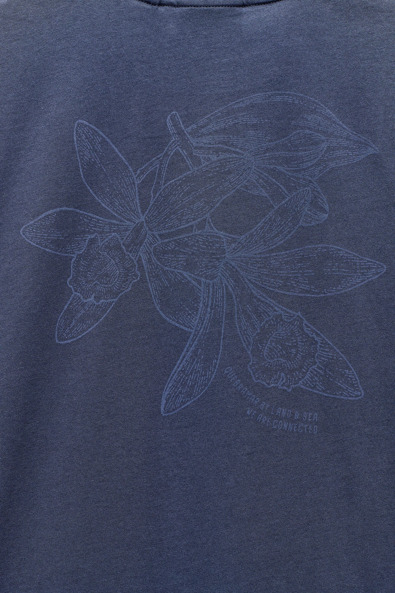 T-SHIRT COM ESTAMPADO FLORAL NAS COSTAS