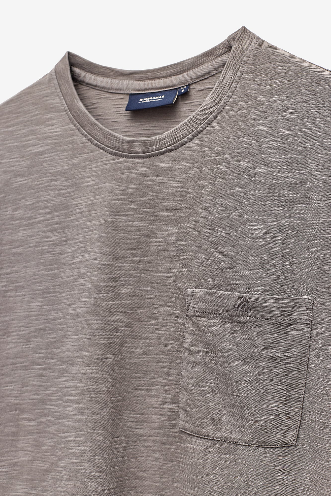 T-SHIRT EM SLUB LAVADA COM BOLSO
