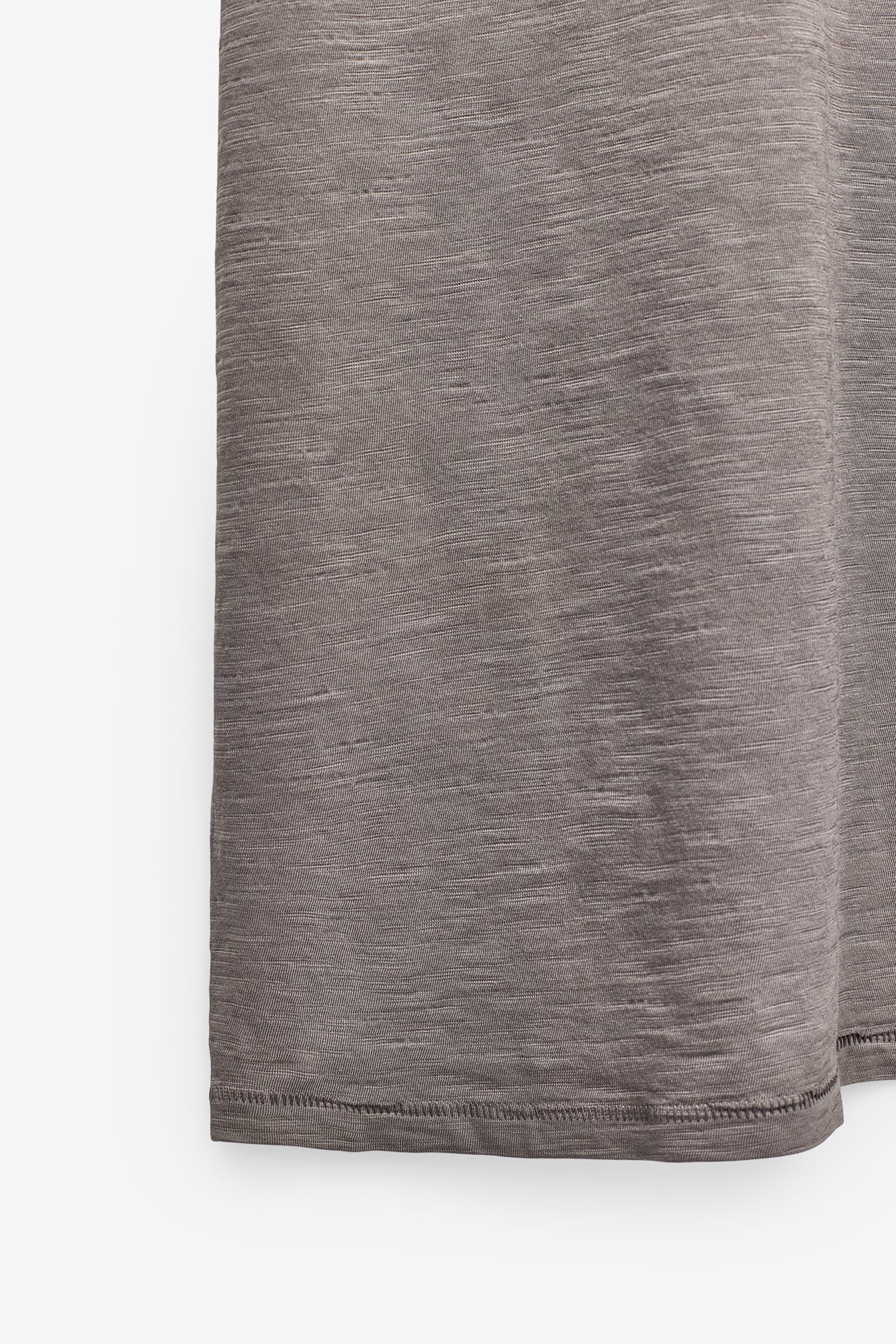 T-SHIRT EM SLUB LAVADA COM BOLSO