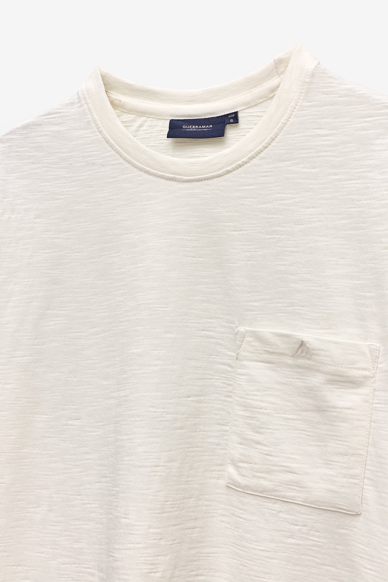 T-SHIRT EM SLUB LAVADA COM BOLSO