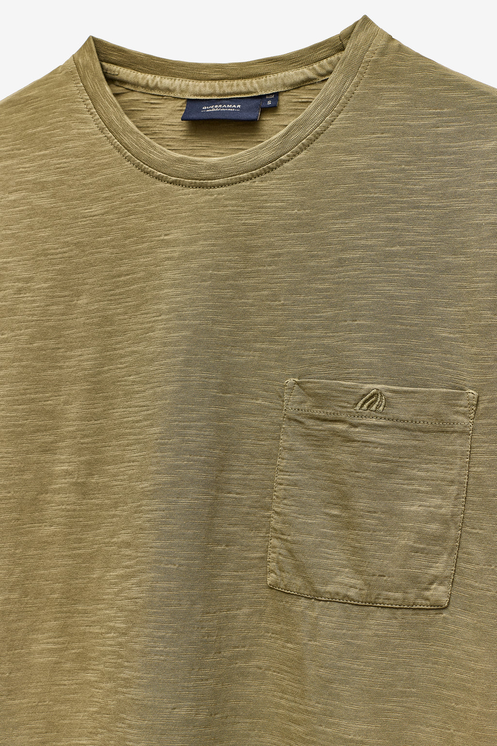T-SHIRT EM SLUB LAVADA COM BOLSO