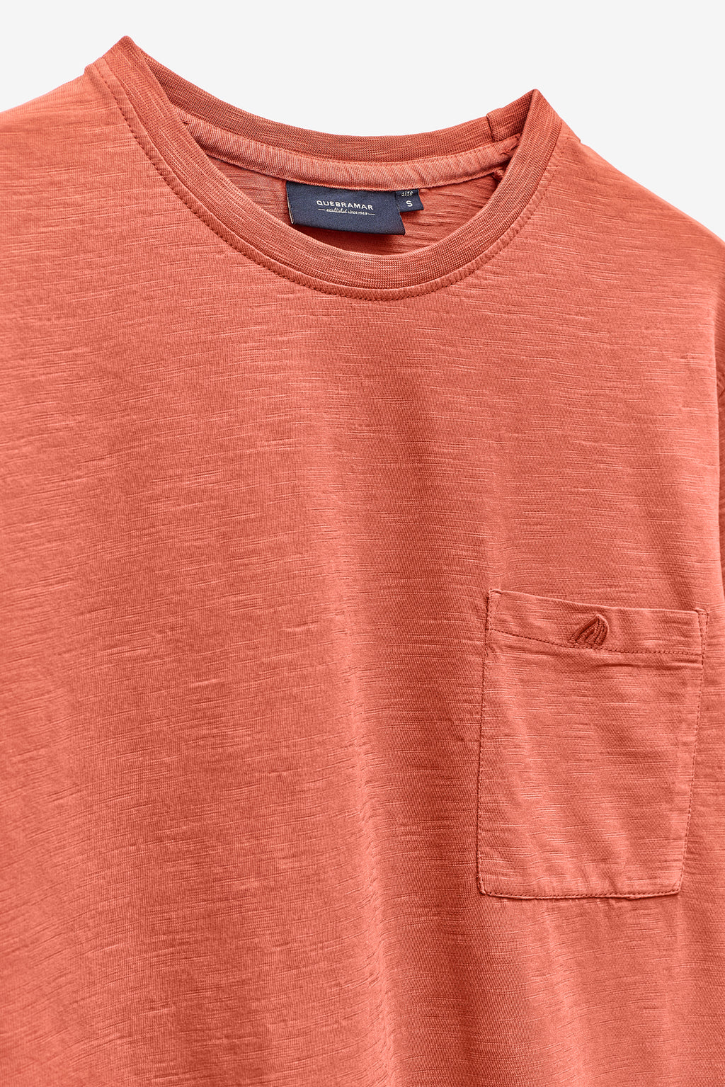 T-SHIRT EM SLUB LAVADA COM BOLSO