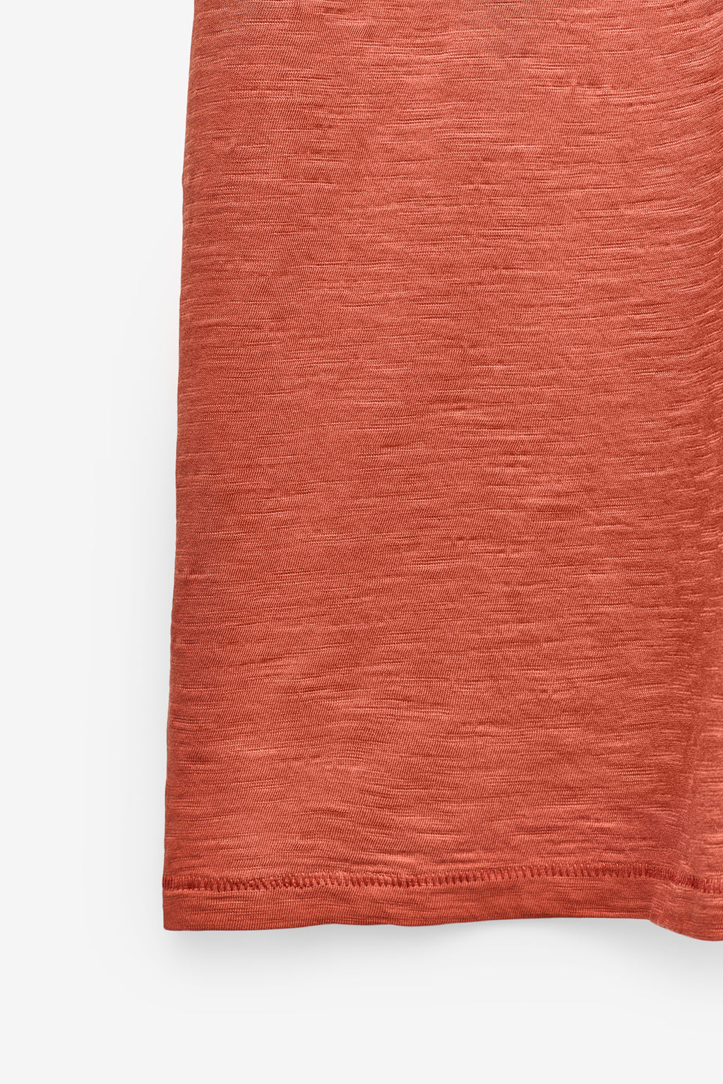 T-SHIRT EM SLUB LAVADA COM BOLSO