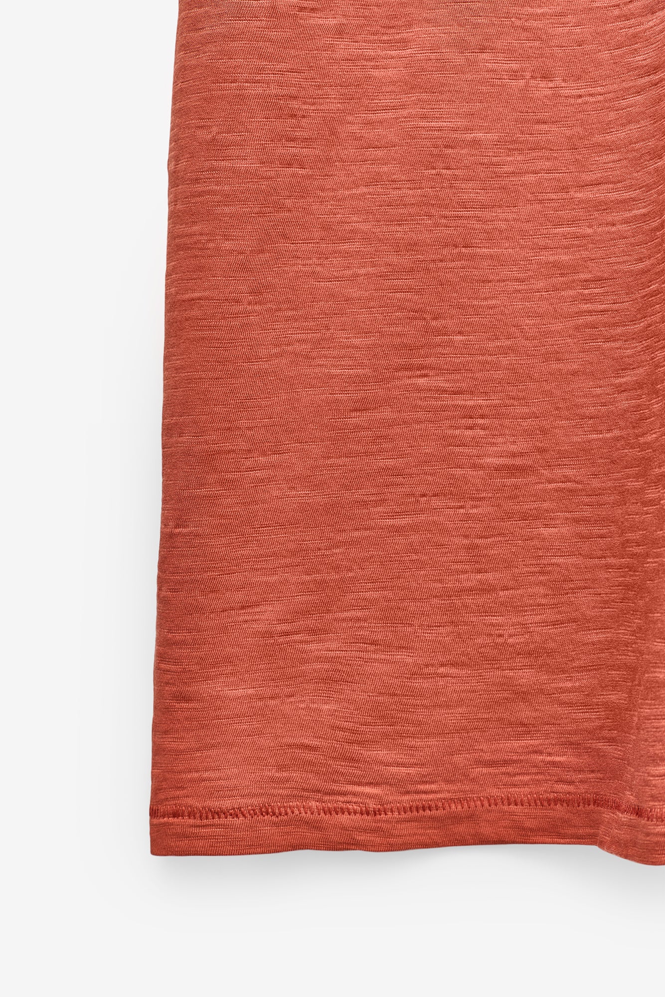 T-SHIRT EM SLUB LAVADA COM BOLSO
