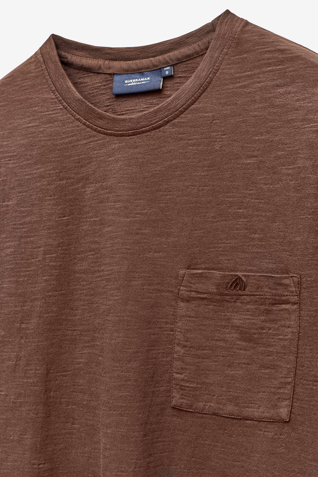 T-SHIRT EM SLUB LAVADA COM BOLSO