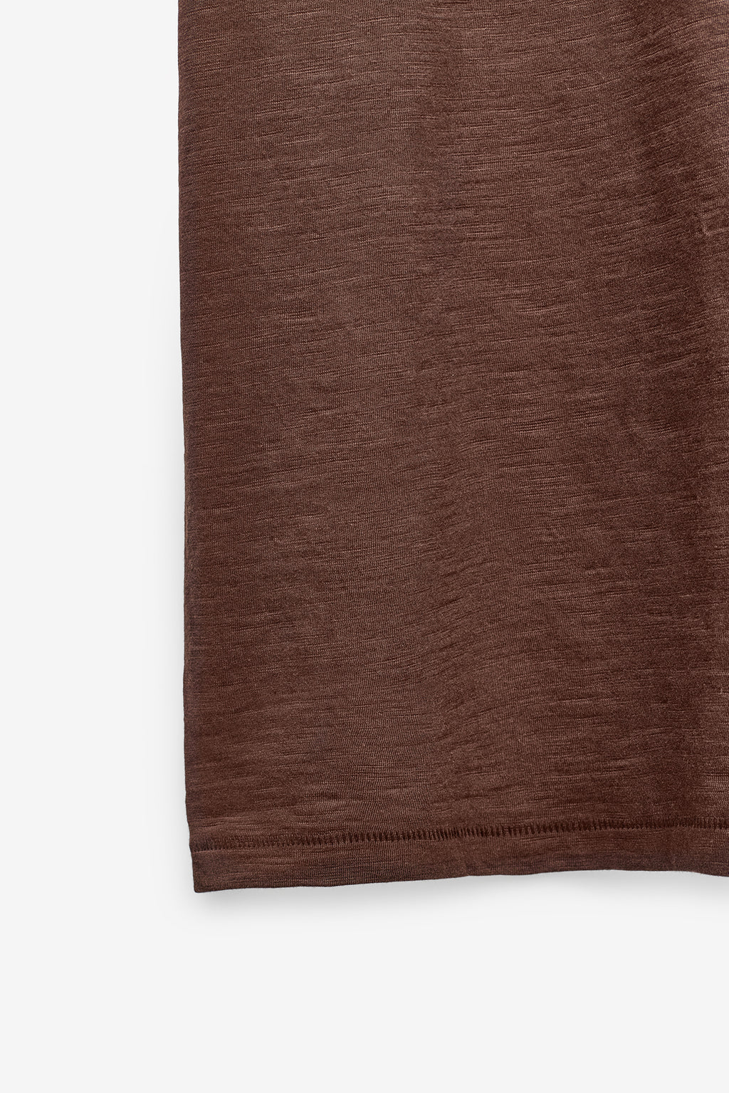 T-SHIRT EM SLUB LAVADA COM BOLSO