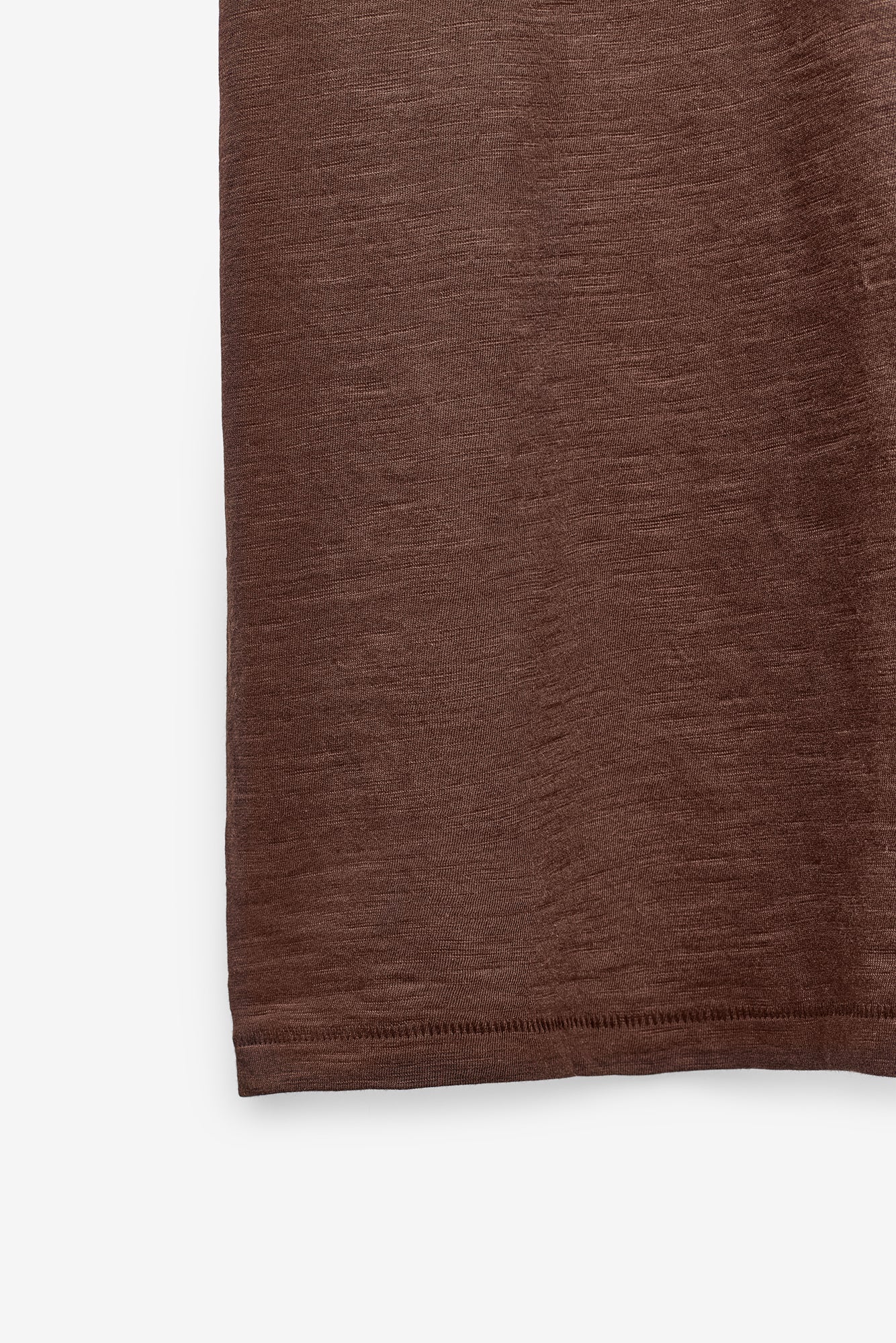 T-SHIRT EM SLUB LAVADA COM BOLSO