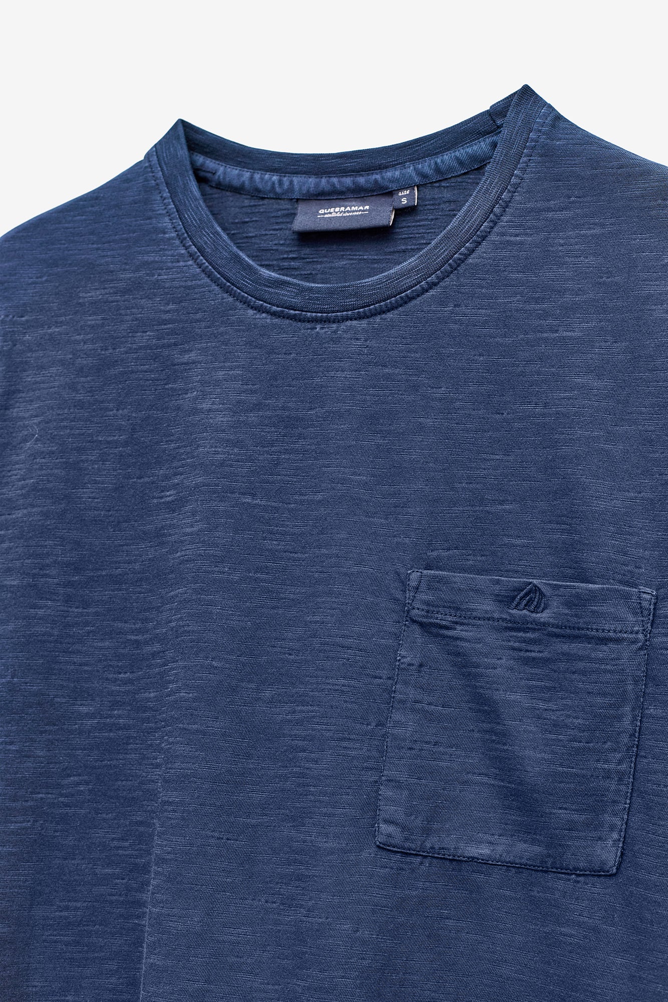 T-SHIRT EM SLUB LAVADA COM BOLSO