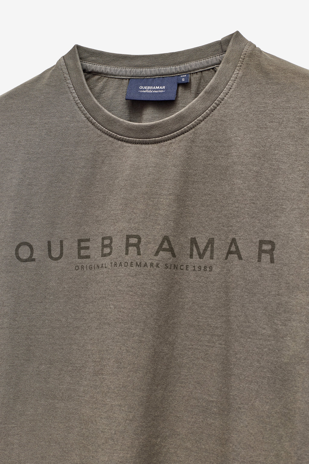 T-SHIRT COM PRINT QUEBRAMAR AO TOM
