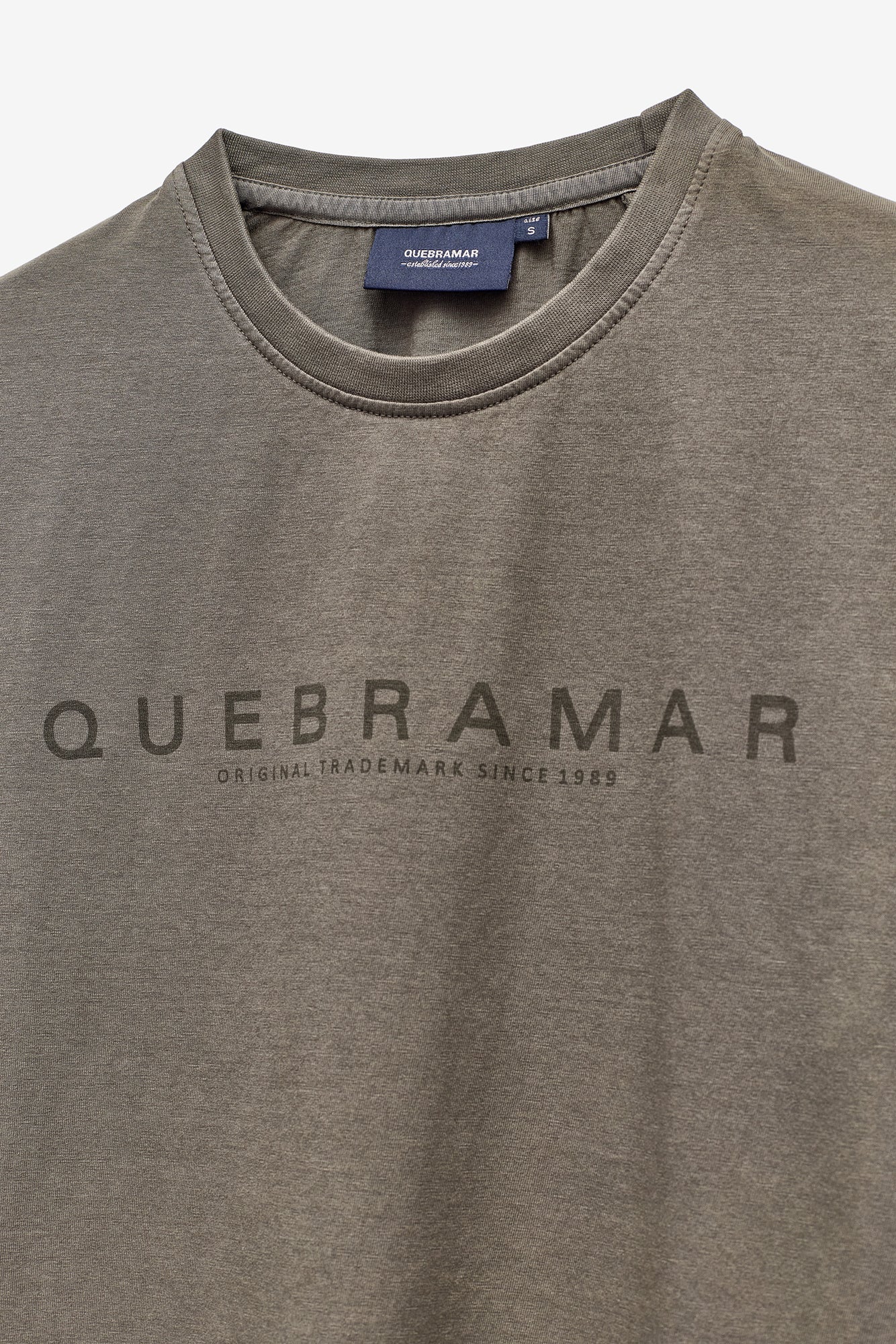 T-SHIRT COM PRINT QUEBRAMAR AO TOM