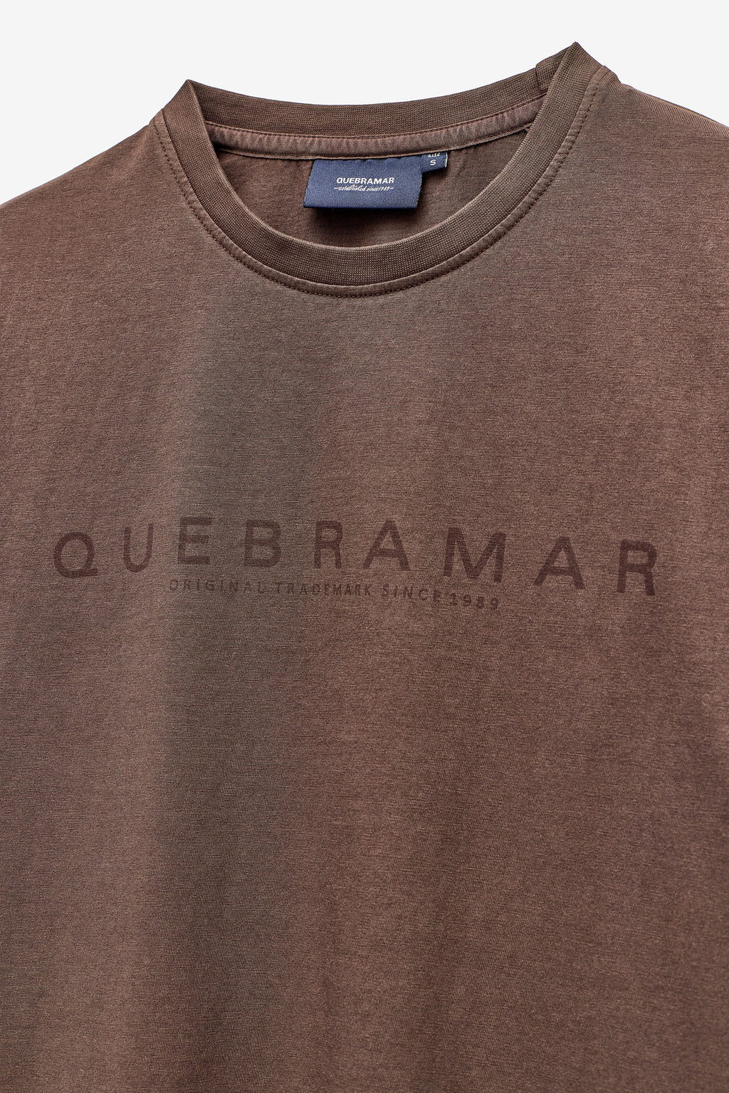 T-SHIRT COM PRINT QUEBRAMAR AO TOM