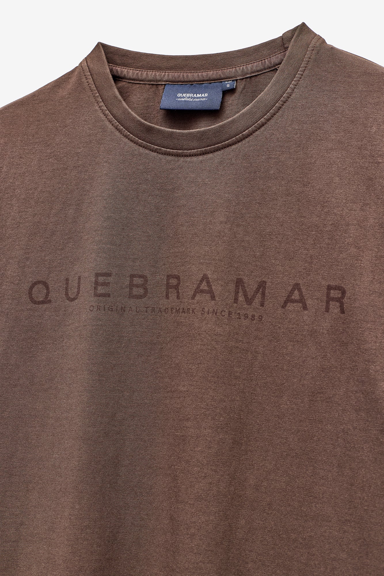 T-SHIRT COM PRINT QUEBRAMAR AO TOM