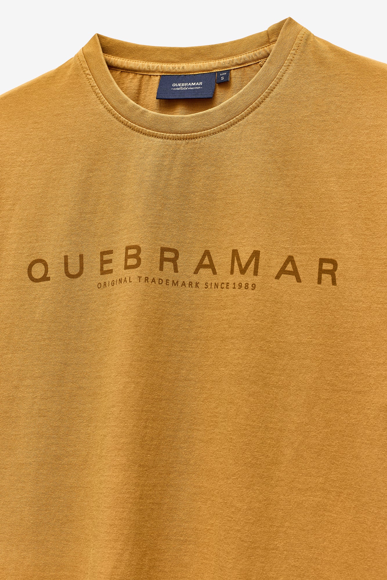 T-SHIRT COM PRINT QUEBRAMAR AO TOM