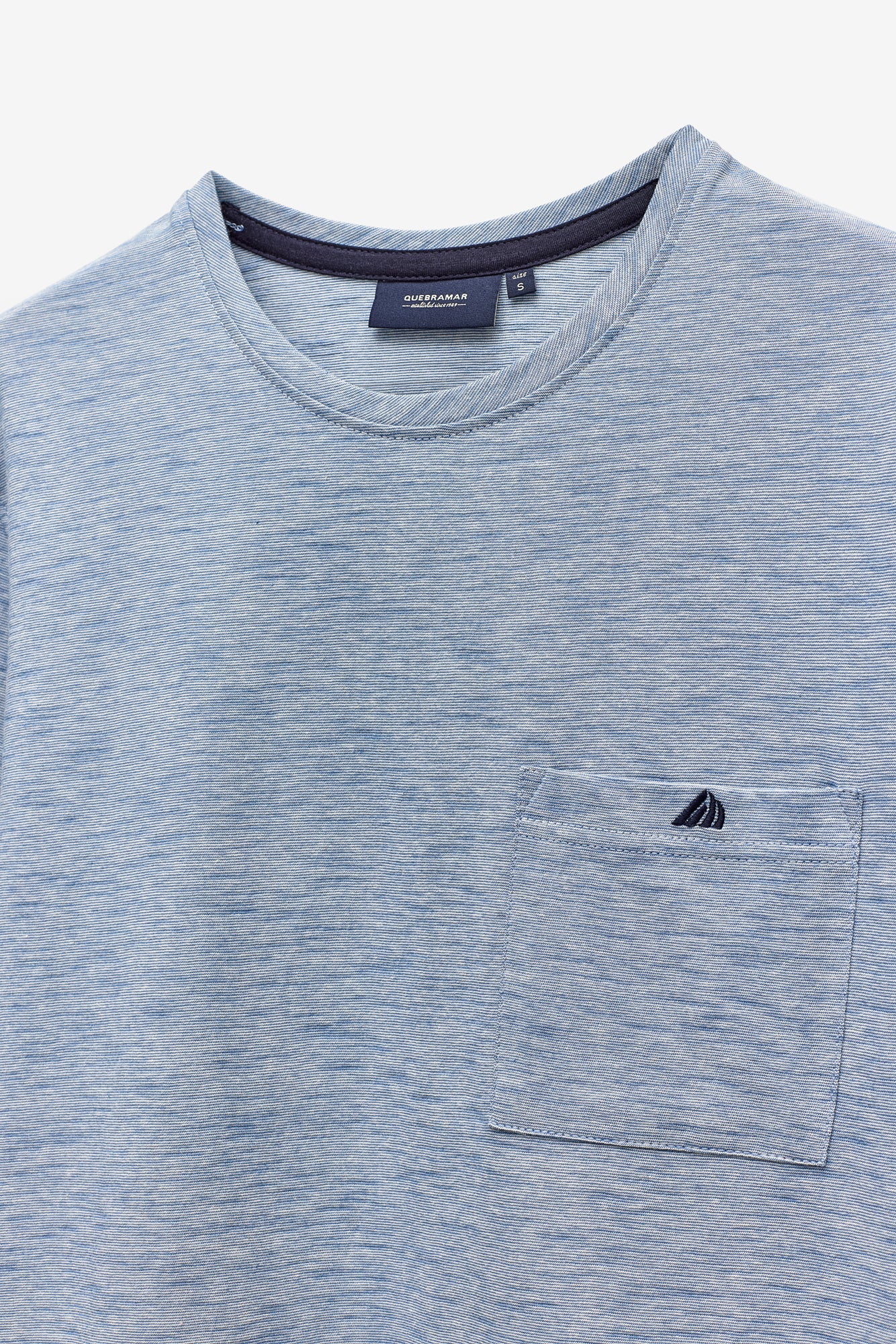 T-SHIRT COM MICRO-RISCAS E BOLSO