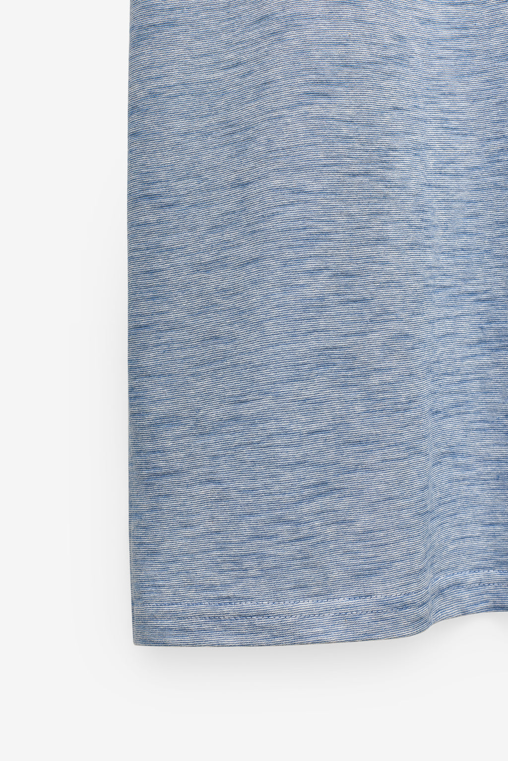 T-SHIRT COM MICRO-RISCAS E BOLSO