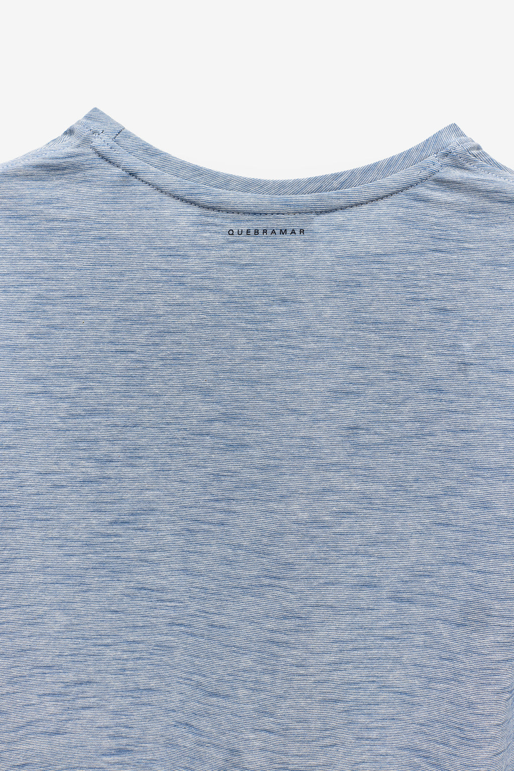 T-SHIRT COM MICRO-RISCAS E BOLSO