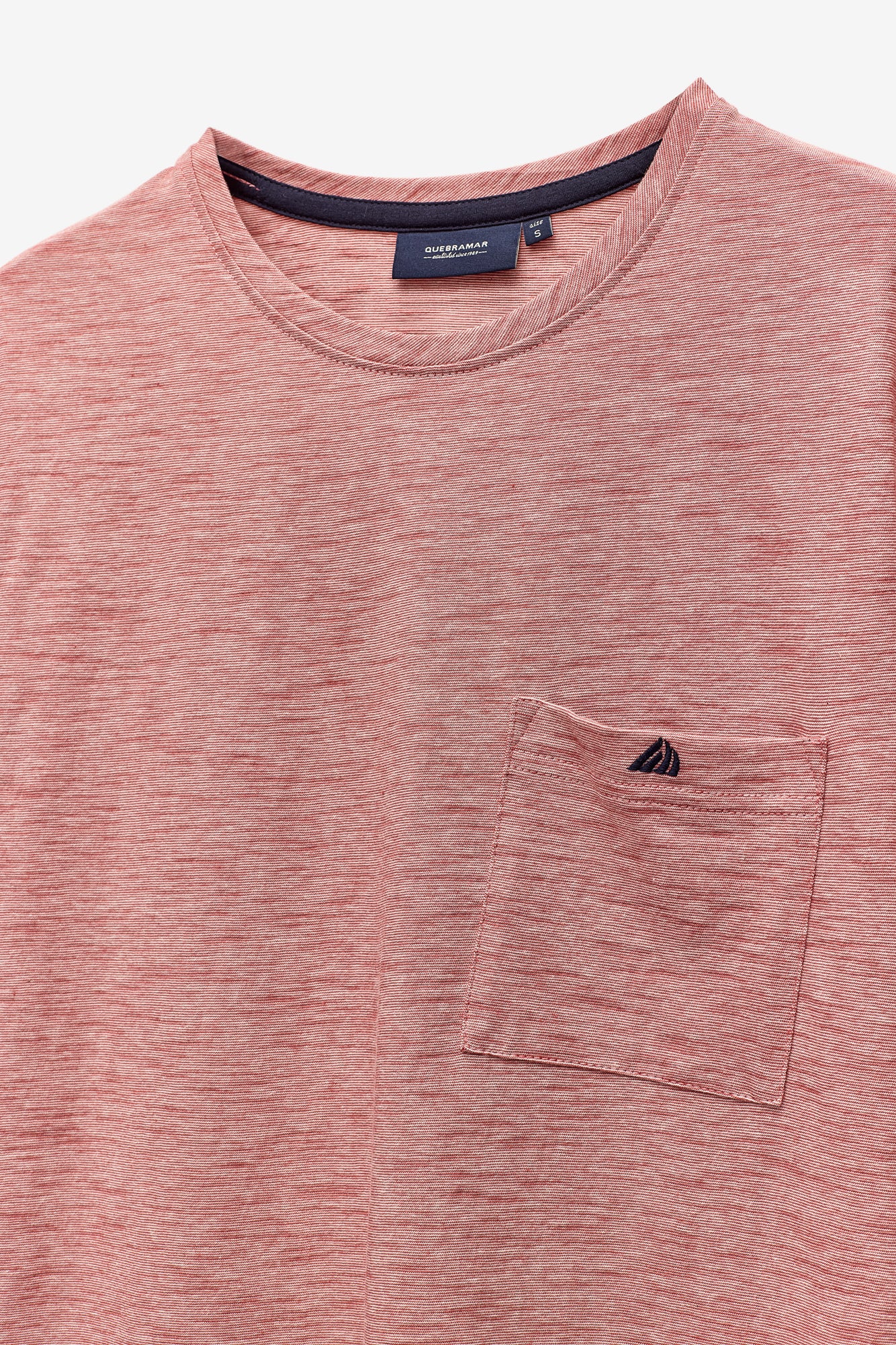 T-SHIRT COM MICRO-RISCAS E BOLSO