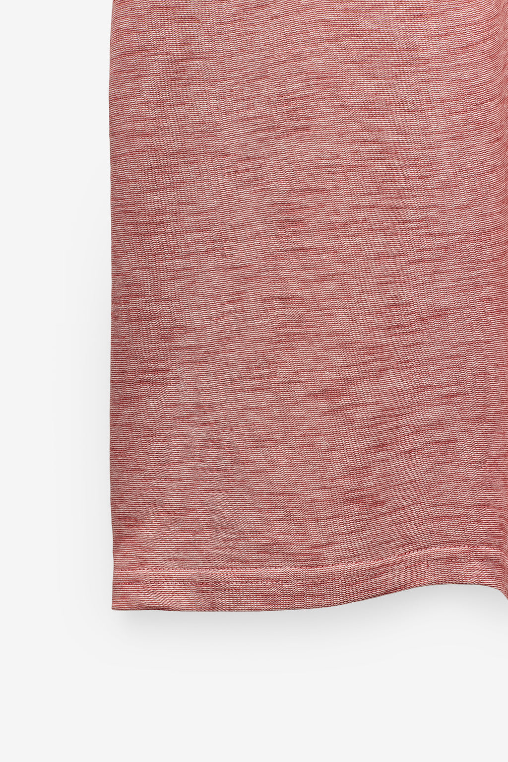 T-SHIRT COM MICRO-RISCAS E BOLSO