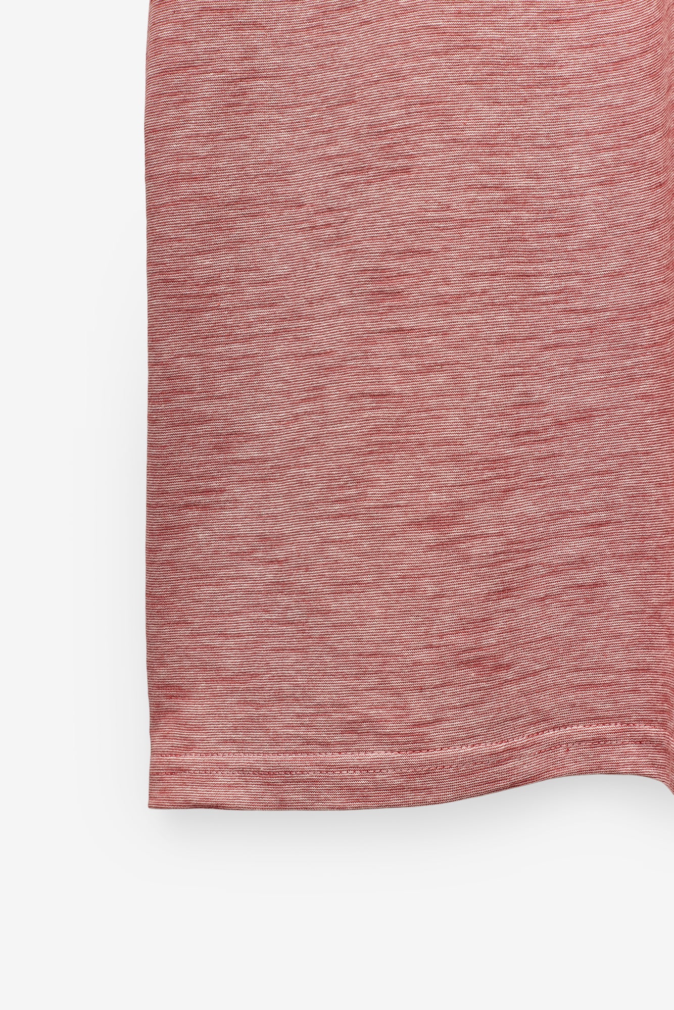 T-SHIRT COM MICRO-RISCAS E BOLSO