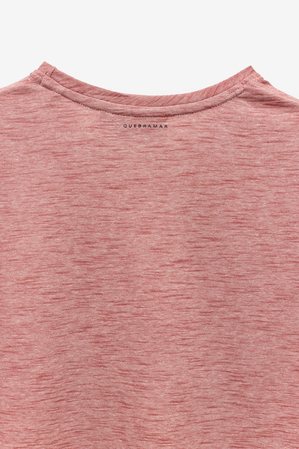 T-SHIRT COM MICRO-RISCAS E BOLSO