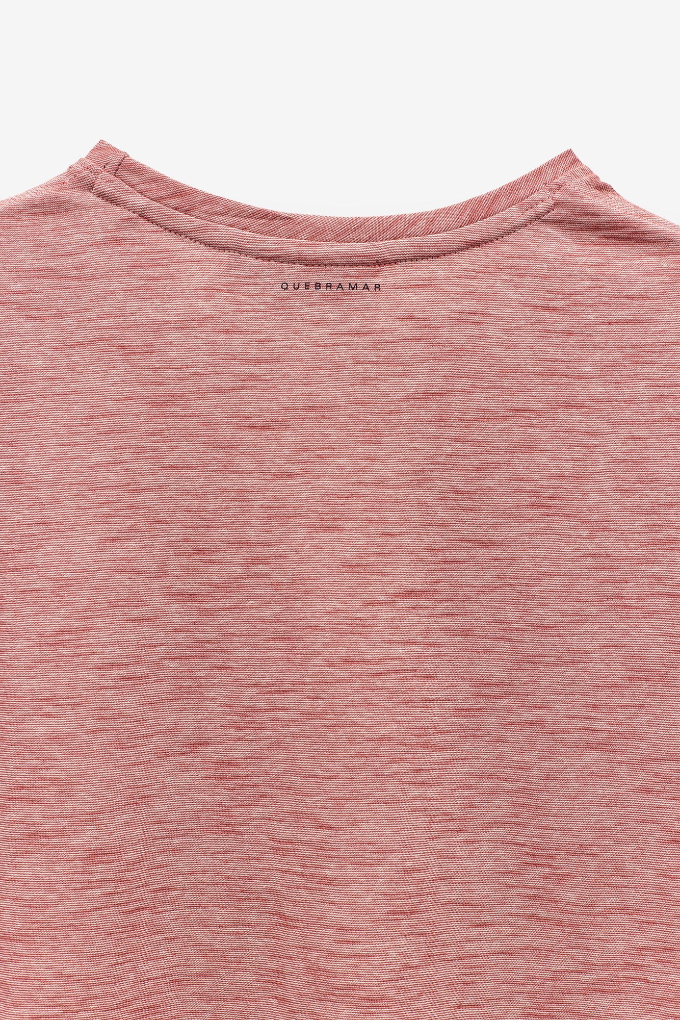 T-SHIRT COM MICRO-RISCAS E BOLSO