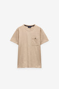 T-SHIRT COM MICRO-RISCAS E BOLSO