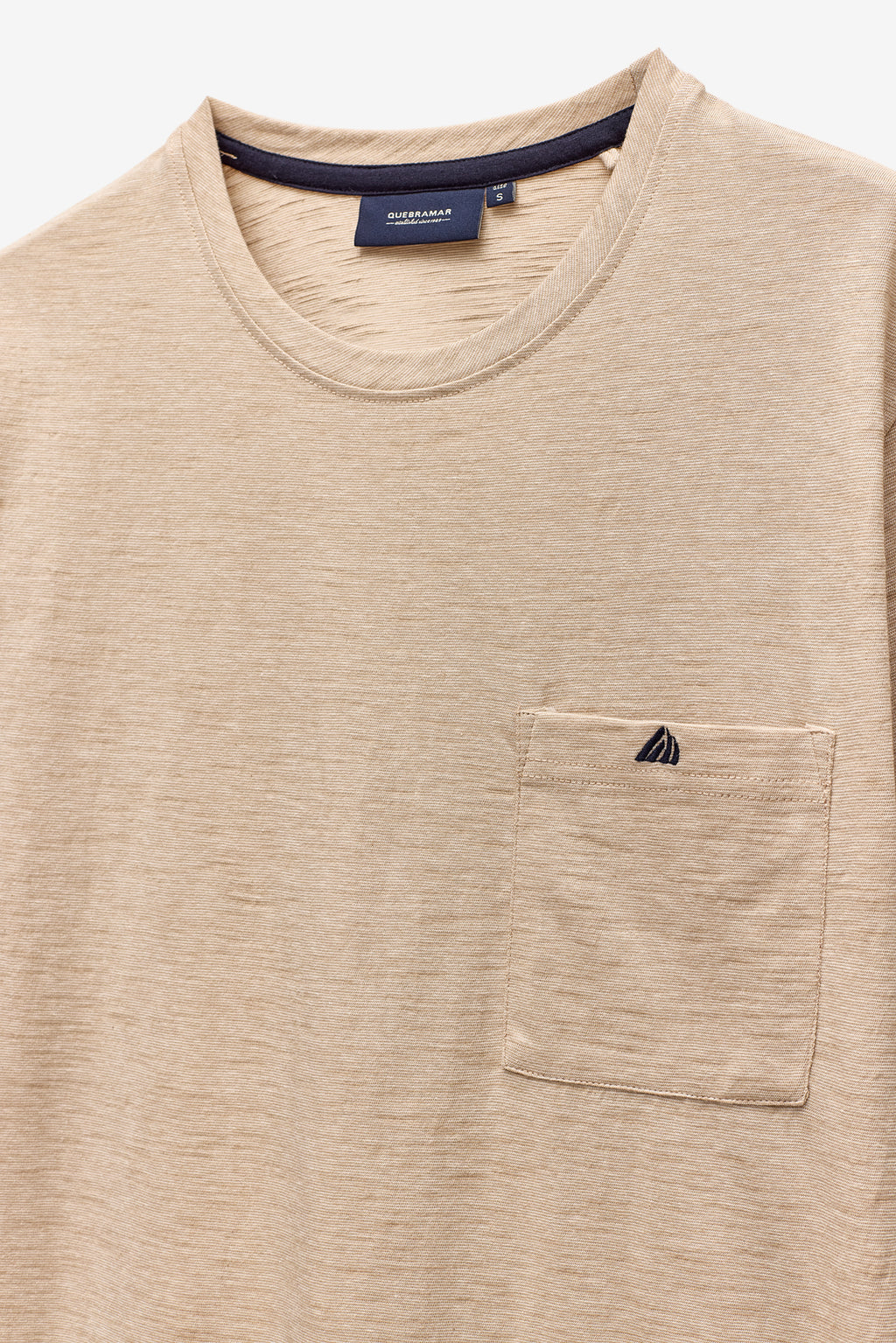 T-SHIRT COM MICRO-RISCAS E BOLSO