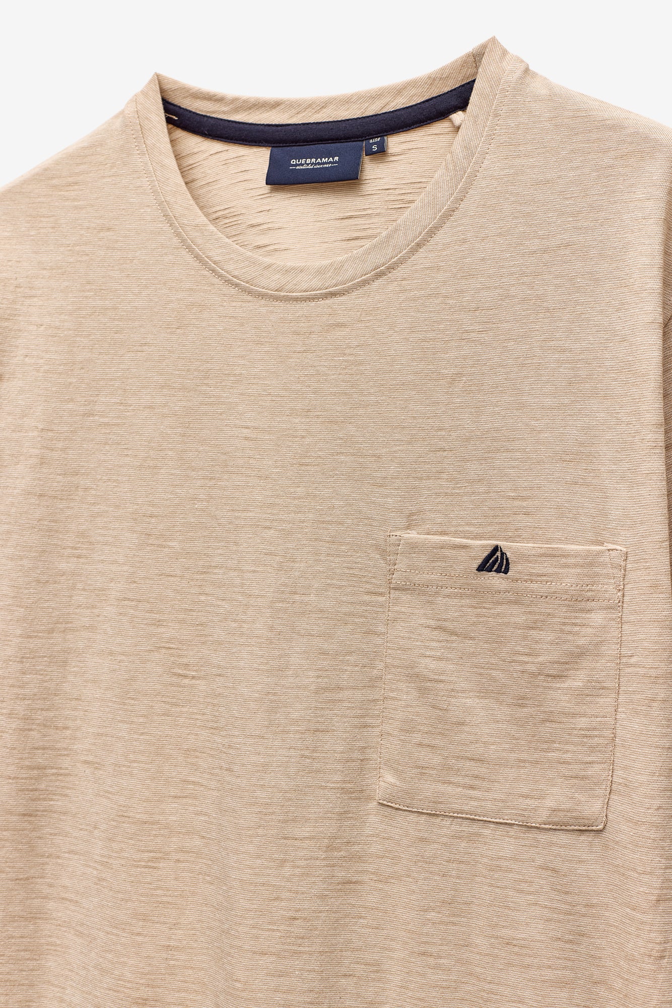 T-SHIRT COM MICRO-RISCAS E BOLSO