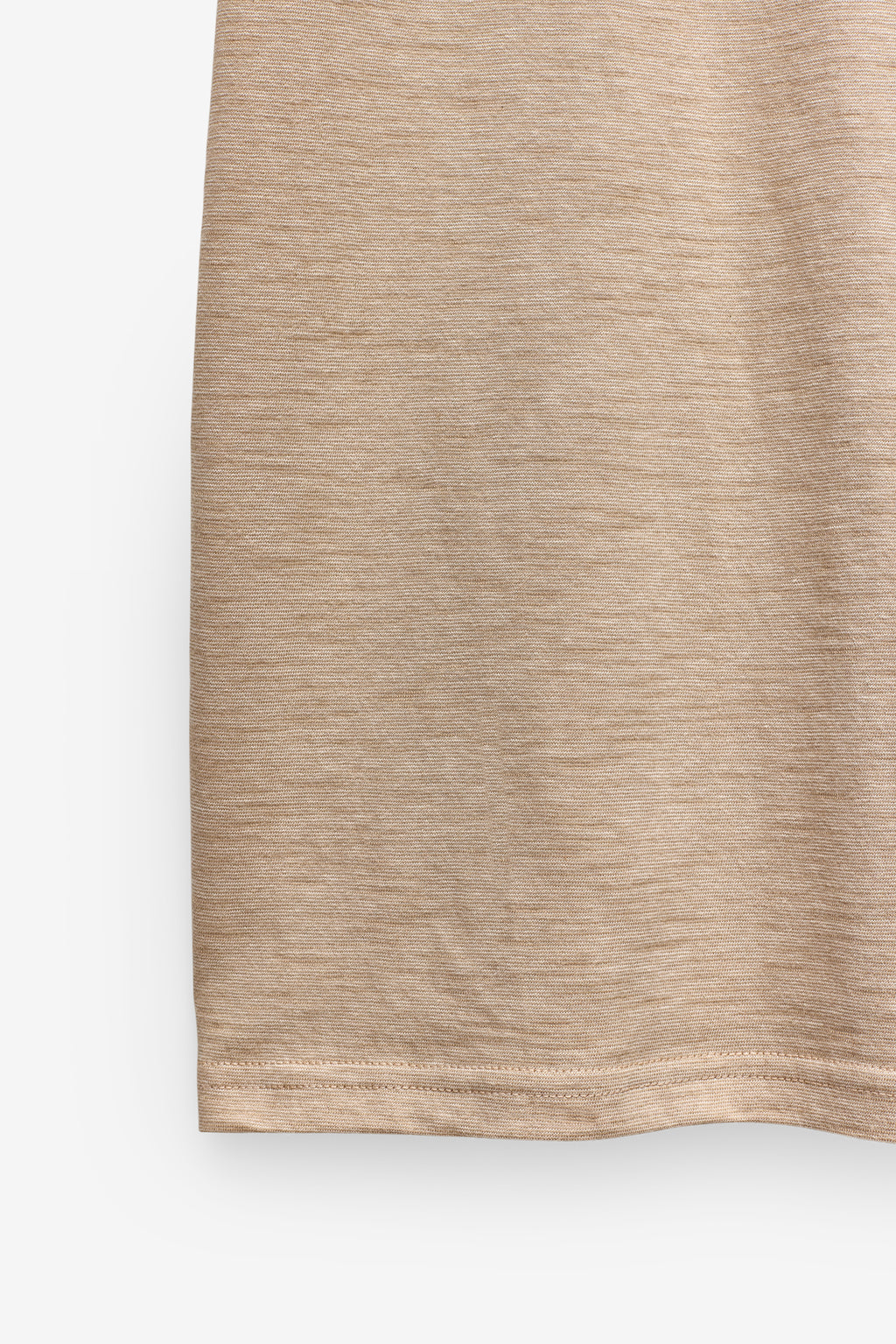 T-SHIRT COM MICRO-RISCAS E BOLSO