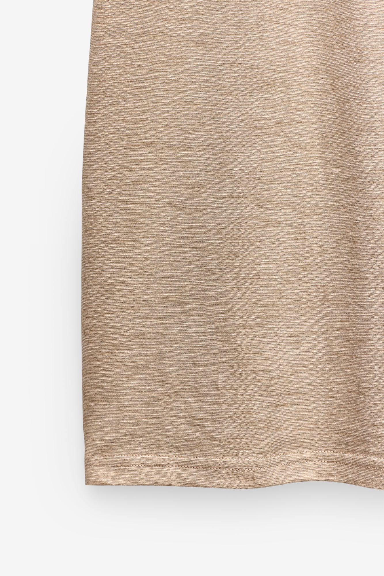 T-SHIRT COM MICRO-RISCAS E BOLSO