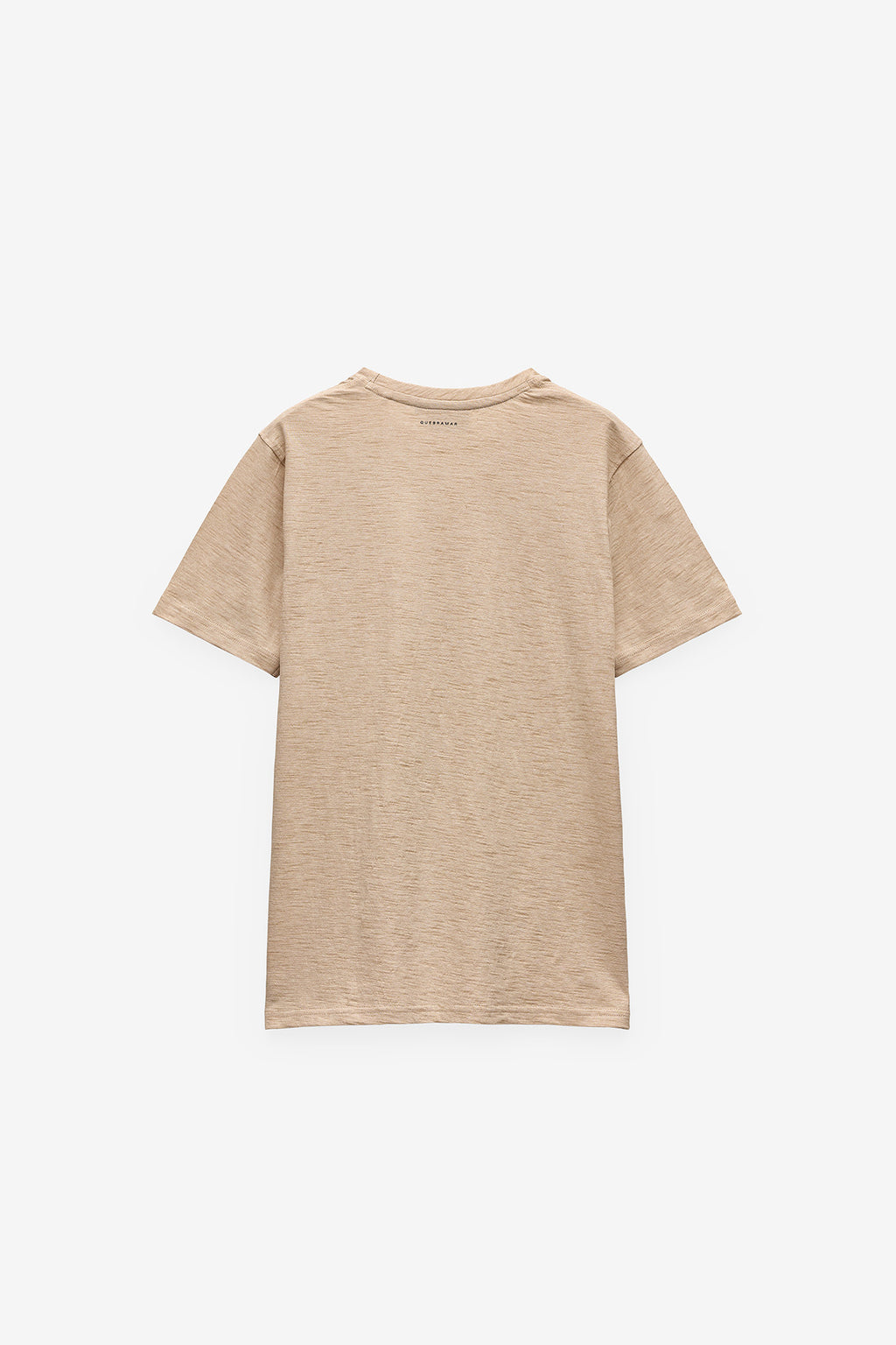 T-SHIRT COM MICRO-RISCAS E BOLSO
