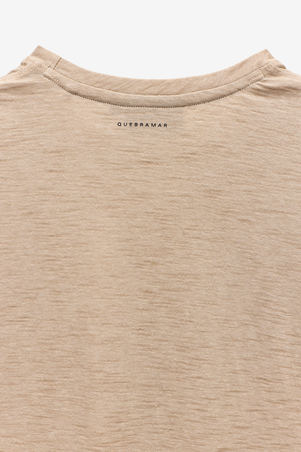 T-SHIRT COM MICRO-RISCAS E BOLSO