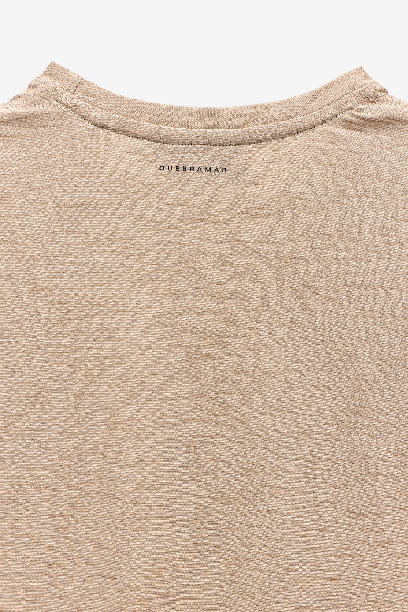 T-SHIRT COM MICRO-RISCAS E BOLSO