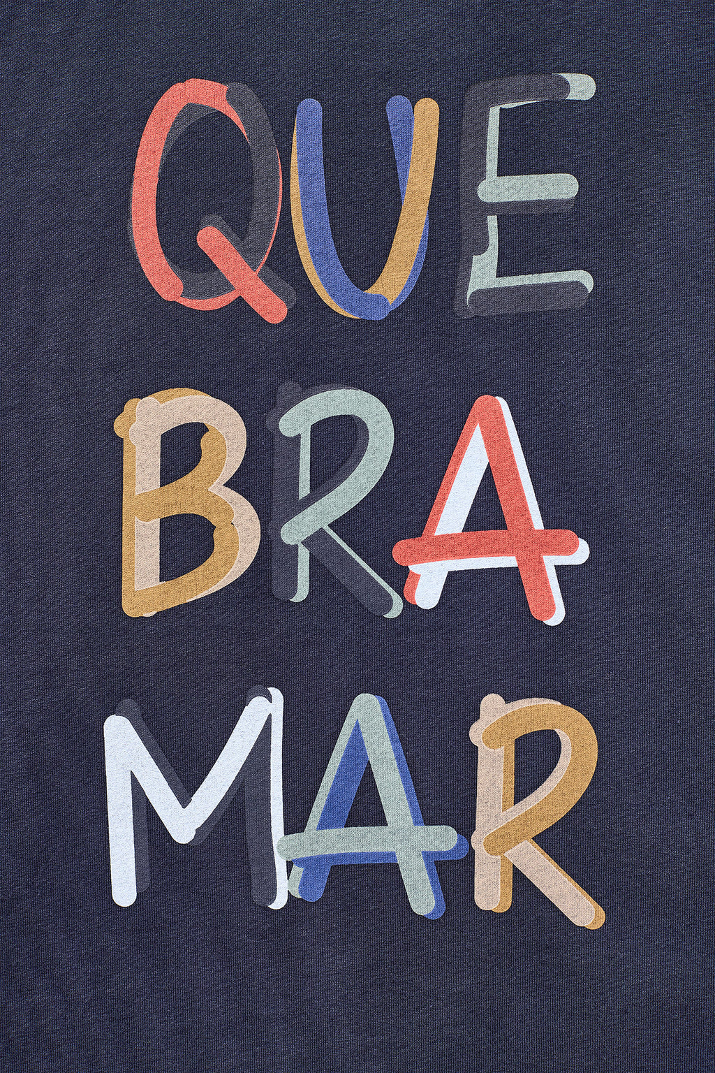 CAMISETA CON ESTAMPADO QUEBRAMAR