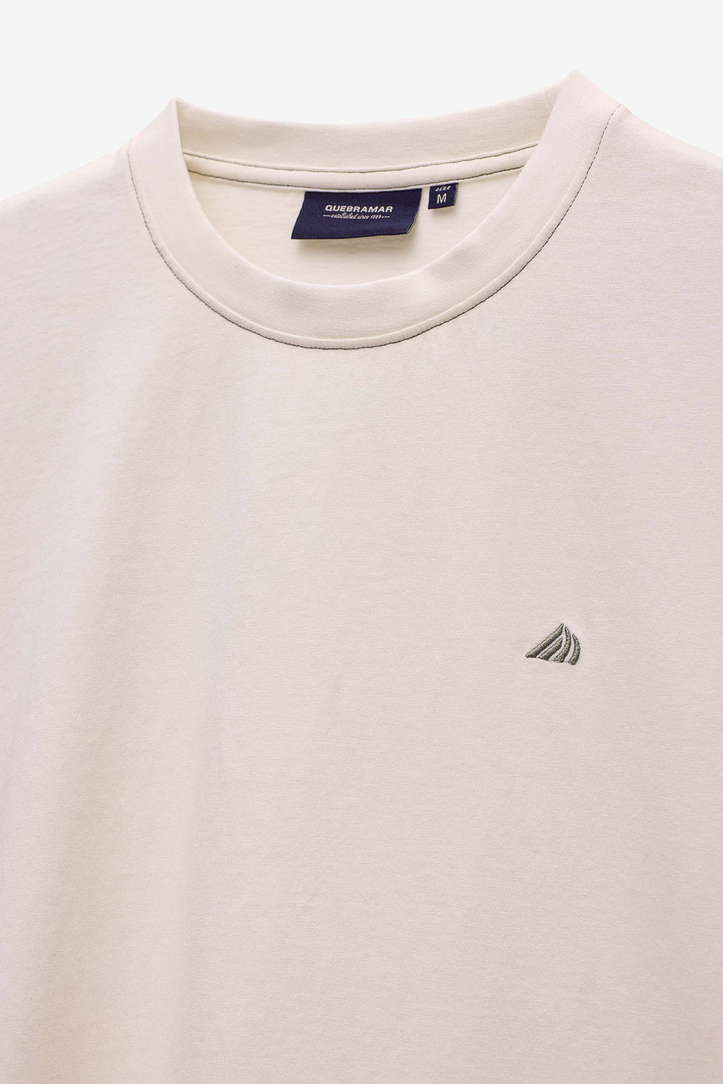 CAMISETA CON LOGO EN CONTRASTE