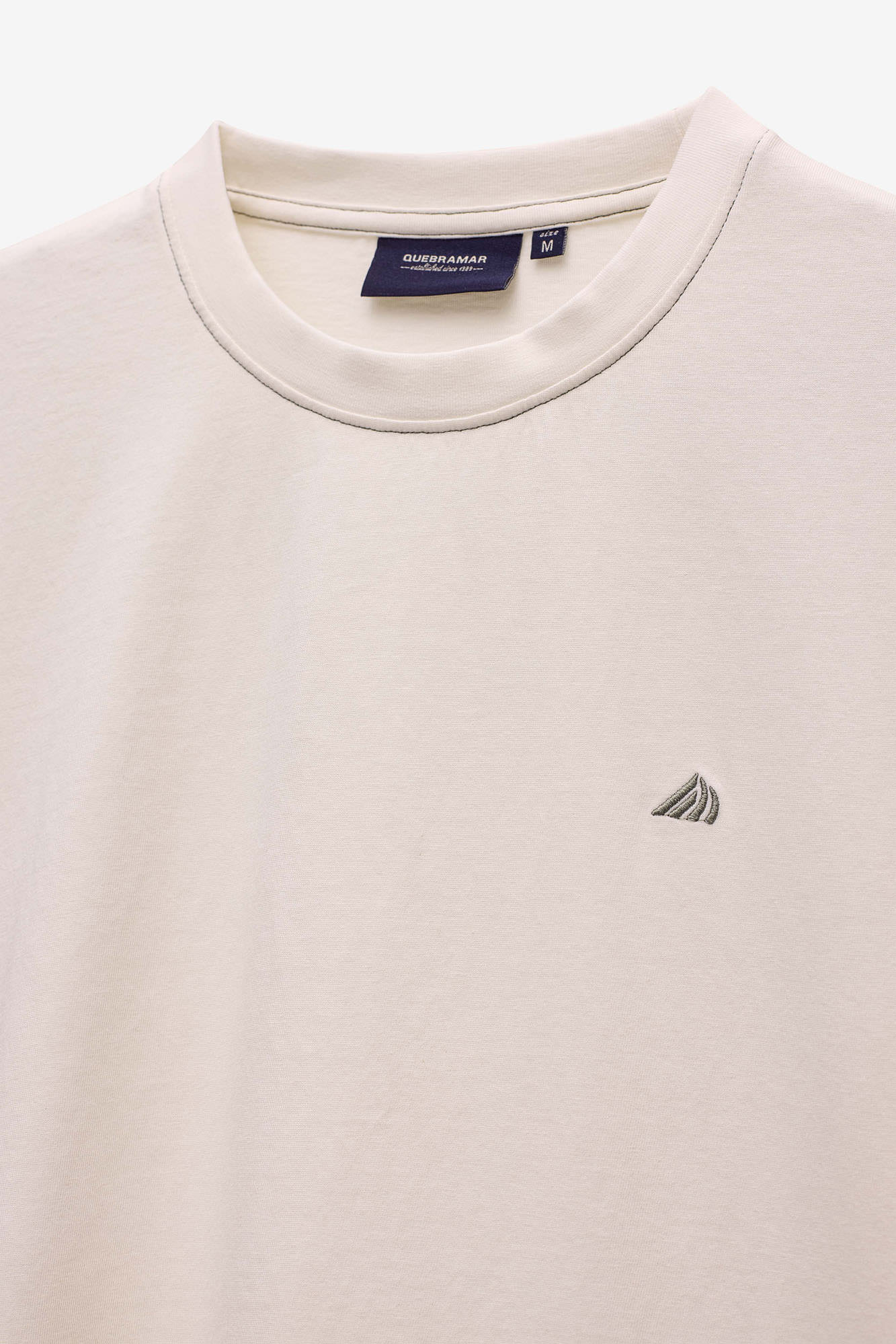 CAMISETA CON LOGO EN CONTRASTE