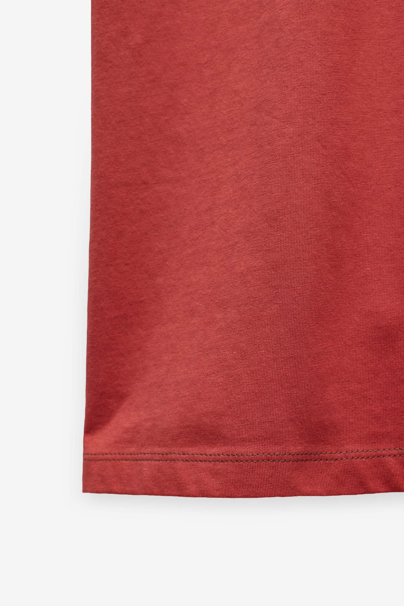T-SHIRT COM LOGO EM CONTRASTE