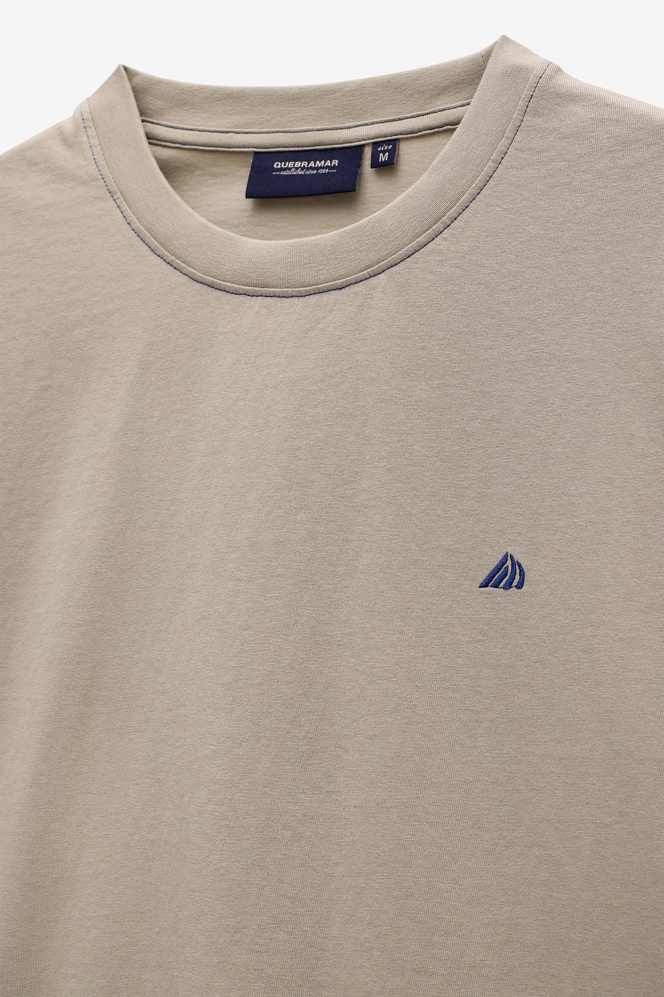 T-SHIRT COM LOGO EM CONTRASTE