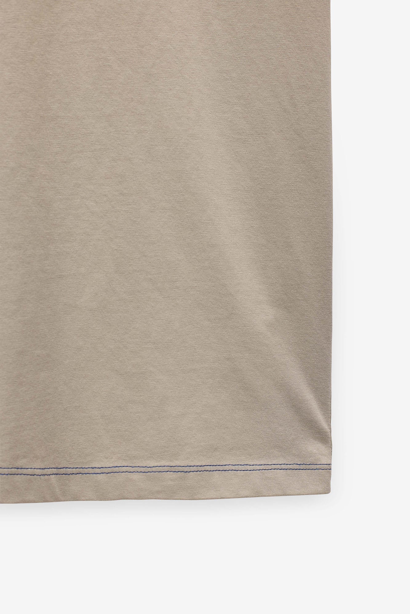 T-SHIRT COM LOGO EM CONTRASTE