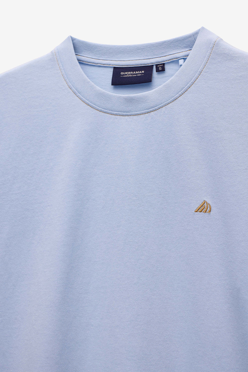 T-SHIRT COM LOGO EM CONTRASTE
