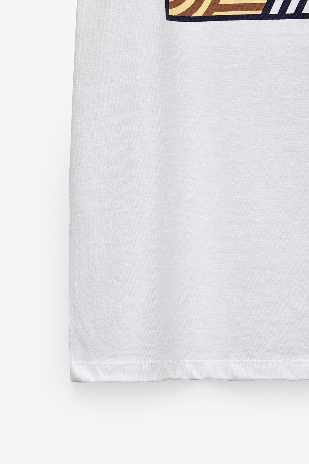CAMISETA CON LOGO GEOMÉTRICO