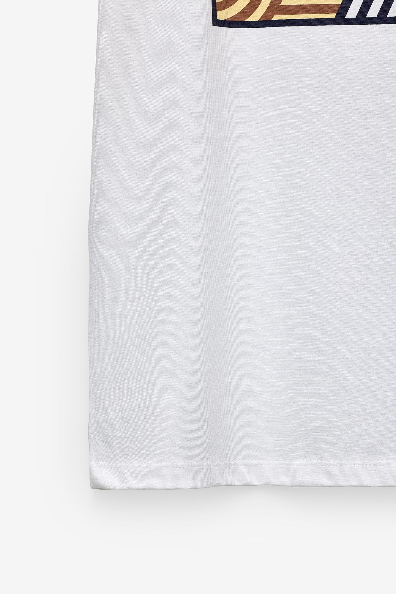 CAMISETA CON LOGO GEOMÉTRICO