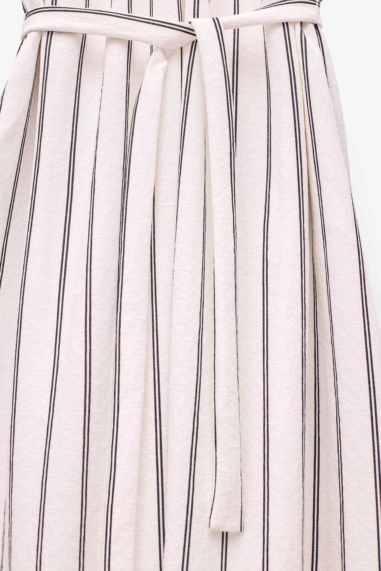 VESTIDO ÀS RISCAS COM PREGAS
