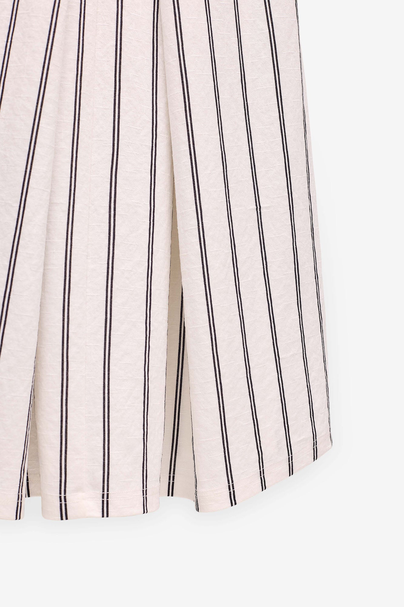 VESTIDO ÀS RISCAS COM PREGAS
